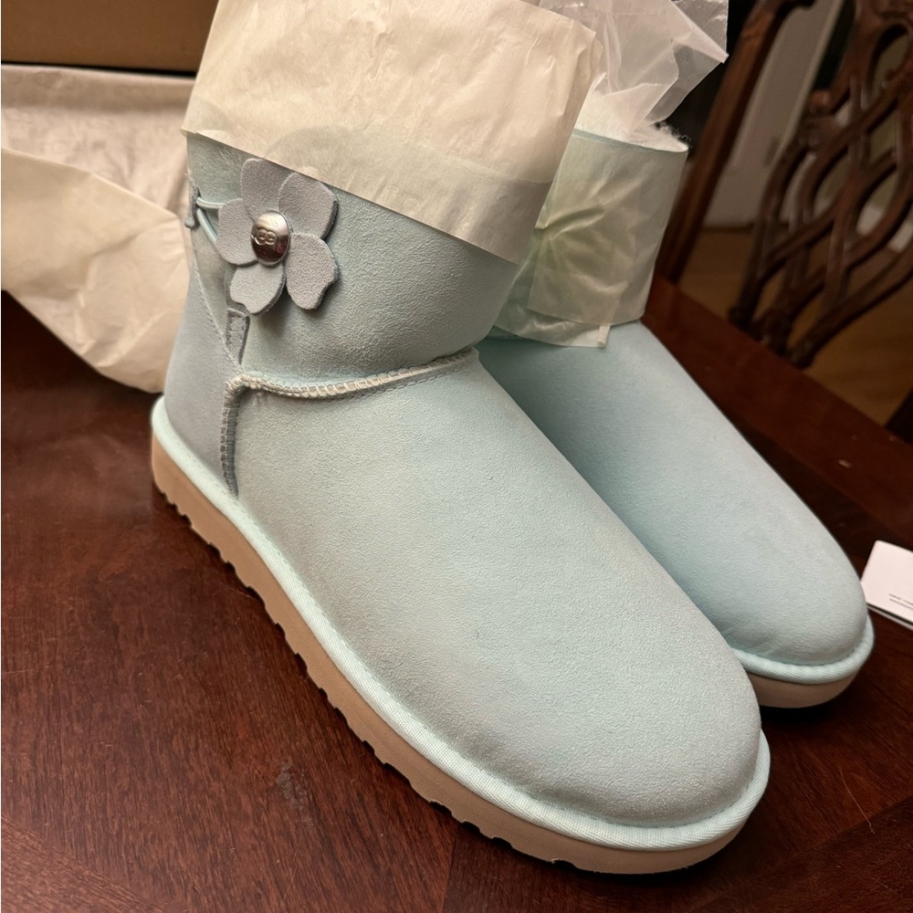 UGG Mini Bailey Button Poppy Aqua
